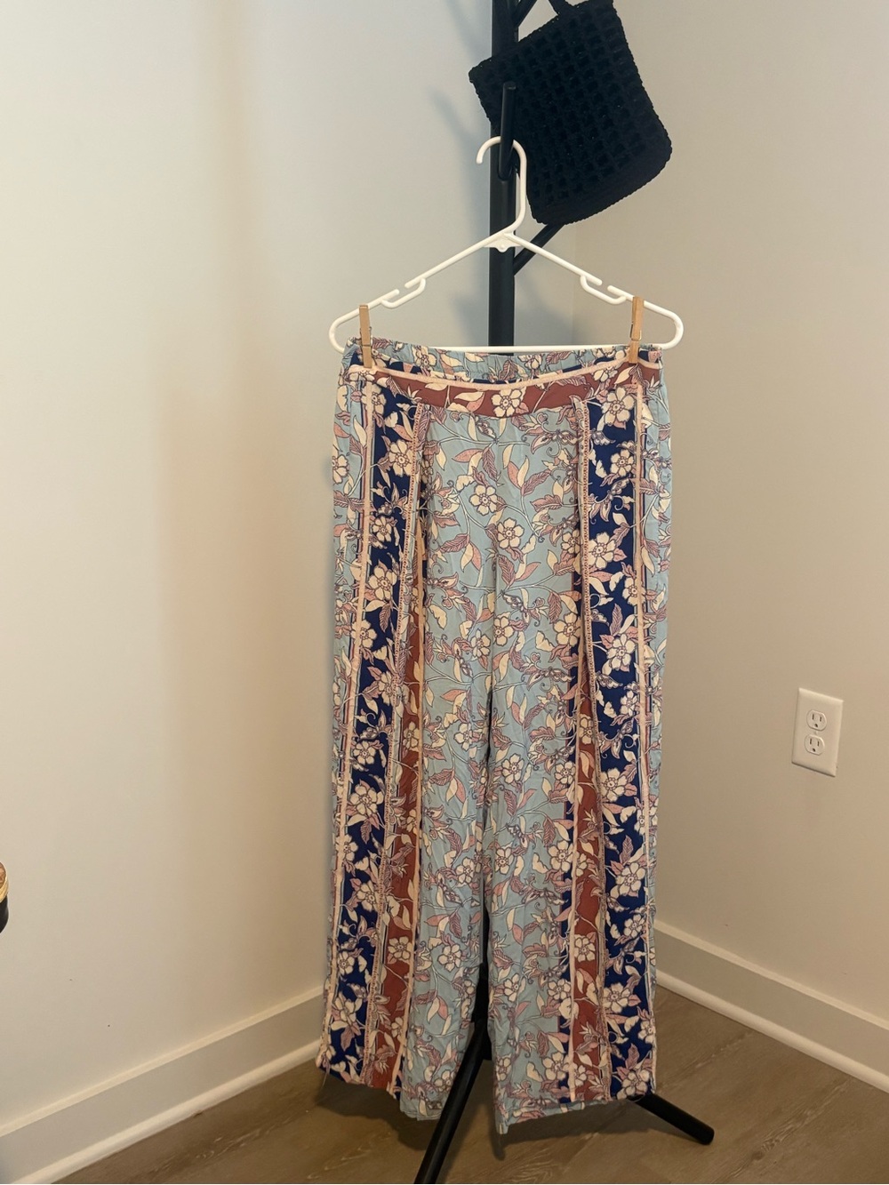 Women's Gypsies & Moondust  Floral Pleated Front Casual Pants Sz L